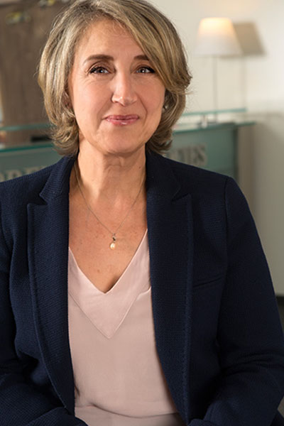 Equipe Josephine Soleimani Bremens Associes Notaires Femme Collaborateur Responsable Du Service Formalite